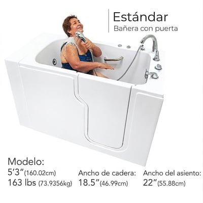 Mujer mayor riendo mientras usa un mango de ducha manual dentro de la bañera de acceso directo Ella Standard con grifo cromado y chorros