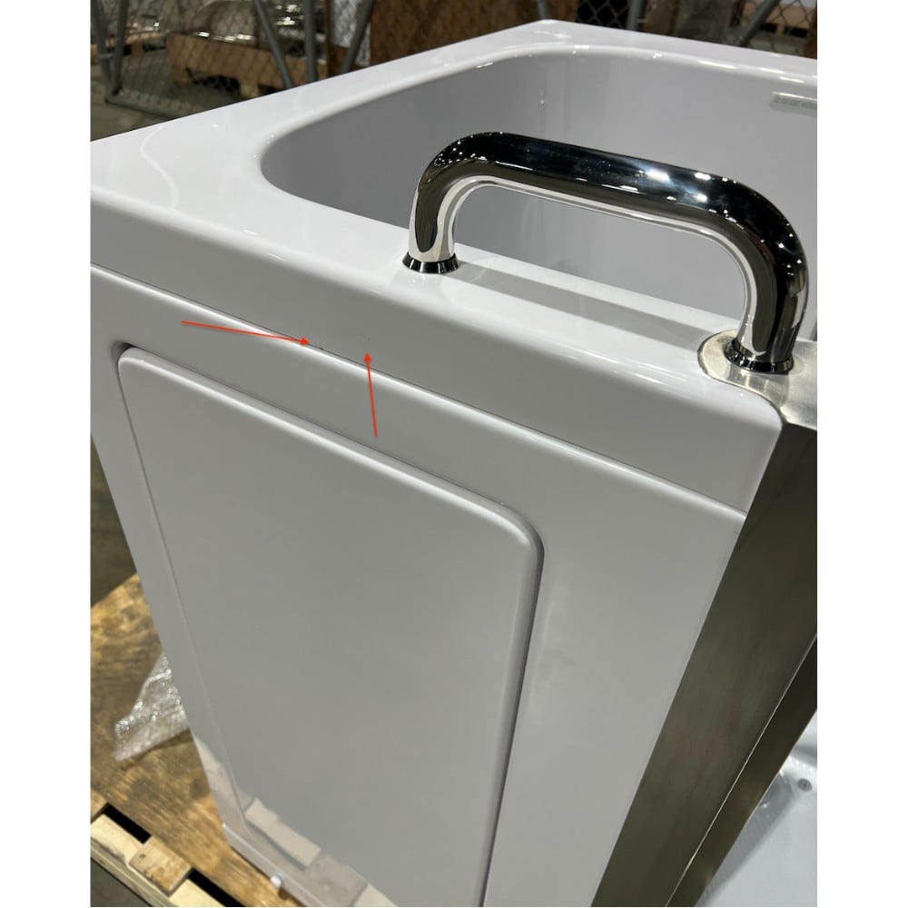 Primer plano del sello de la puerta de la bañera con puerta Ella Companion, la barra de apoyo cromada y el umbral de entrada bajo