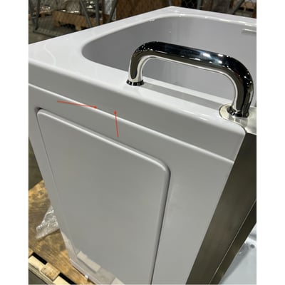 Primer plano del sello de la puerta de la bañera de acceso fácil Ella Companion y barra de sujeción cromada con grifo, mostrando el diseño de entrada de paso bajo.
