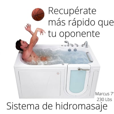 Atleta relajándose en el sistema de hidromasaje de la bañera de acceso Ella Shak mientras lanza un balón de baloncesto durante la recuperación muscular