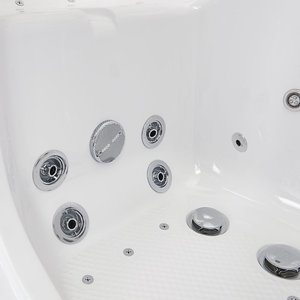 Gros plan sur les petites buses d'air en laiton, les buses hydromassantes chromées et l'éclairage LED à l'intérieur d'une baignoire à porte Ella Tub4Two