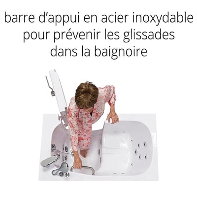 Femme âgée entrant dans une baignoire à porte Ella vue de dessus, agrippant la barre d’appui en acier inoxydable pour éviter les glissades