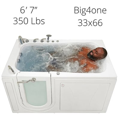 Grand homme se relaxant les yeux fermés dans la baignoire à porte Ella Big4One 84 x 168 cm avec jets de massage hydro - accueille jusqu'à 2 m et 159 kg