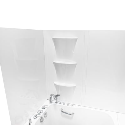 Vue latérale rapprochée d’un kit d’habillage mural de baignoire à porte blanc brillant 6 panneaux avec étagères d’angle intégrées et robinetterie chromée