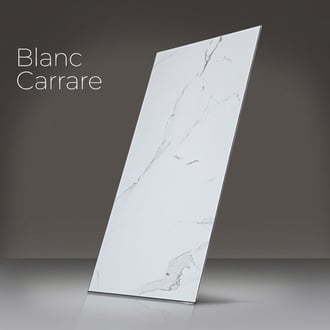 Panneau mural de douche aspect marbre Blanc Carrara avec veinage gris, présenté comme une dalle inclinée autonome