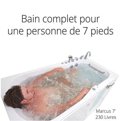 Homme de grande taille se relaxant dans un bain d’hydromassage complet du corps à l’intérieur de la baignoire à porte Ella Shak 36x72 avec porte à ouverture vers l’extérieur