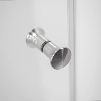 Primer plano de un tirador de pomo de puerta en acero inoxidable cepillado en el panel de la puerta de ducha corredera de vidrio templado Ella Primo