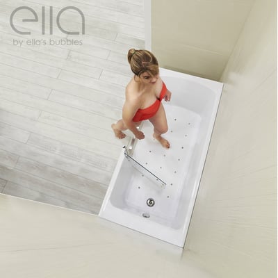 Femme en maillot de bain rouge entrant dans une baignoire à porte allongée Ella avec porte à ouverture intérieure et jets de fond antidérapant