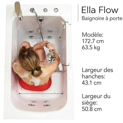 Vue de dessus d’une femme senior utilisant une douchette à main, assise dans la baignoire à porte Ella Flow avec jets d’hydromassage