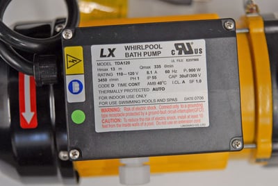 Gros plan du moteur de la pompe de bain à remous LX TDA120 avec étiquette homologuée UL pour les systèmes d’hydromassage de baignoire à porte