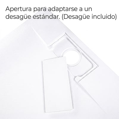Primer plano de la abertura de desagüe estándar y el conjunto de desagüe incluido en la base de ducha reversible de perfil bajo Ella SMC 36x60