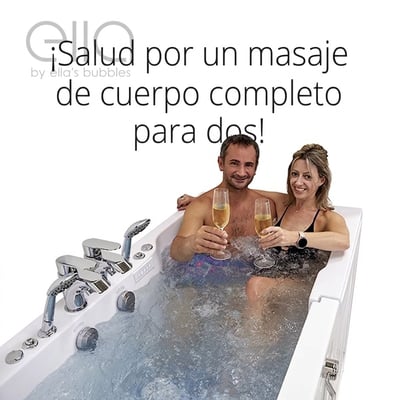 Pareja brindando con copas de champán mientras disfruta de un hidromasaje en la bañera de acceso lateral de dos plazas Ella Big4Two