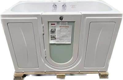 Baignoire à porte Ella Tub4Two en acrylique blanc avec porte à ouverture vers l’extérieur et double robinetterie, présentée sur palette d’expédition