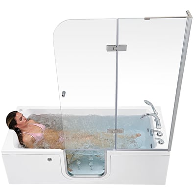 Femme se relaxant dans les jets de massage hydro bouillonnants d’une baignoire à porte allongée Ella 32x72 avec paroi de douche en verre