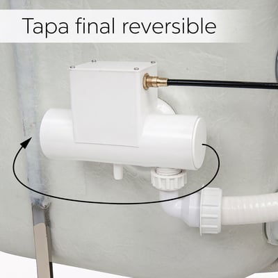 Primer plano del conjunto de desagüe con tapa de extremo reversible de una bañera de acceso con tuberías de PVC blancas e indicador de flecha de giro