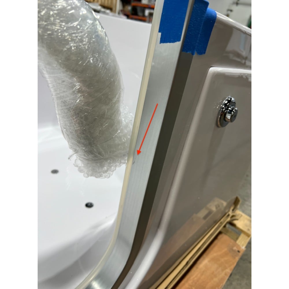 Primer plano del marco de la puerta de acero inoxidable y los herrajes cromados de una bañera con puerta Ella durante la inspección de calidad en el almacén