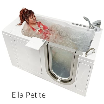Femme souriante se relaxant dans la baignoire à porte Ella Petite avec jets hydromassants bouillonnants et commandes de robinetterie chromées