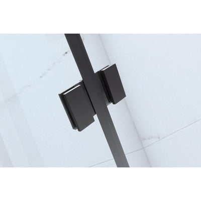 Gros plan de la charnière noir mat sur la porte de baignoire pliante sans cadre Ella Tidy 55x39 avec panneaux en verre transparent