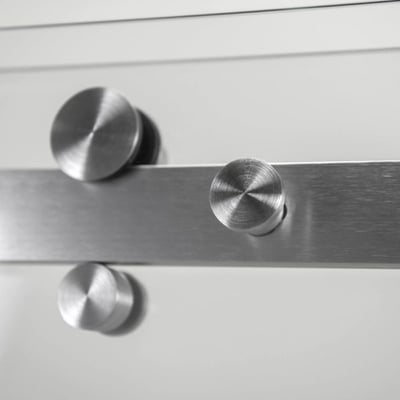 Primer plano de los herrajes y pomos de acero inoxidable cepillado en la puerta de ducha corredera de vidrio templado Ella Primo