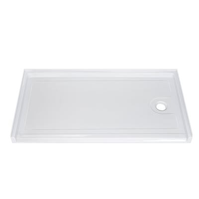 Receveur de douche accessible en fauteuil roulant en acrylique blanc avec entrée à seuil bas, sol texturé antidérapant et évacuation côté droit