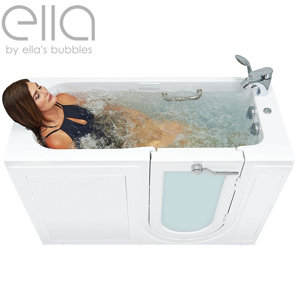 Mujer relajándose con los ojos cerrados disfrutando de los chorros de hidromasaje en una bañera accesible Ella Lounger con puerta de apertura exterior.
