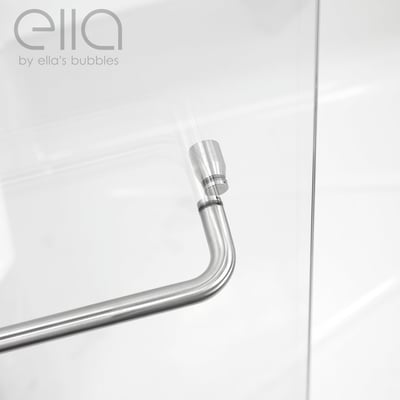 Gros-plan d’une poignée en acier inoxydable nickel brossé et de sa fixation sur une porte de douche coulissante avec cadre Ella Duo en verre transparent