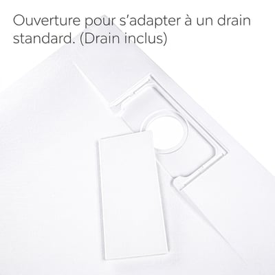 Gros plan de l'ouverture de drain standard et de l'ensemble de drain inclus sur le receveur de douche réversible à profil bas Ella SMC 36x60