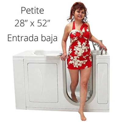 Mujer con bañador de flores rojo junto a la bañera con puerta Ella Petite de 28x52 pulgadas con umbral de entrada bajo