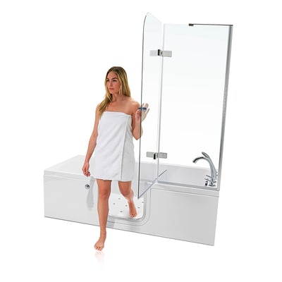 Femme en serviette blanche franchissant le seuil bas de la porte d’une baignoire à porte allongée Ella avec paroi de douche en verre