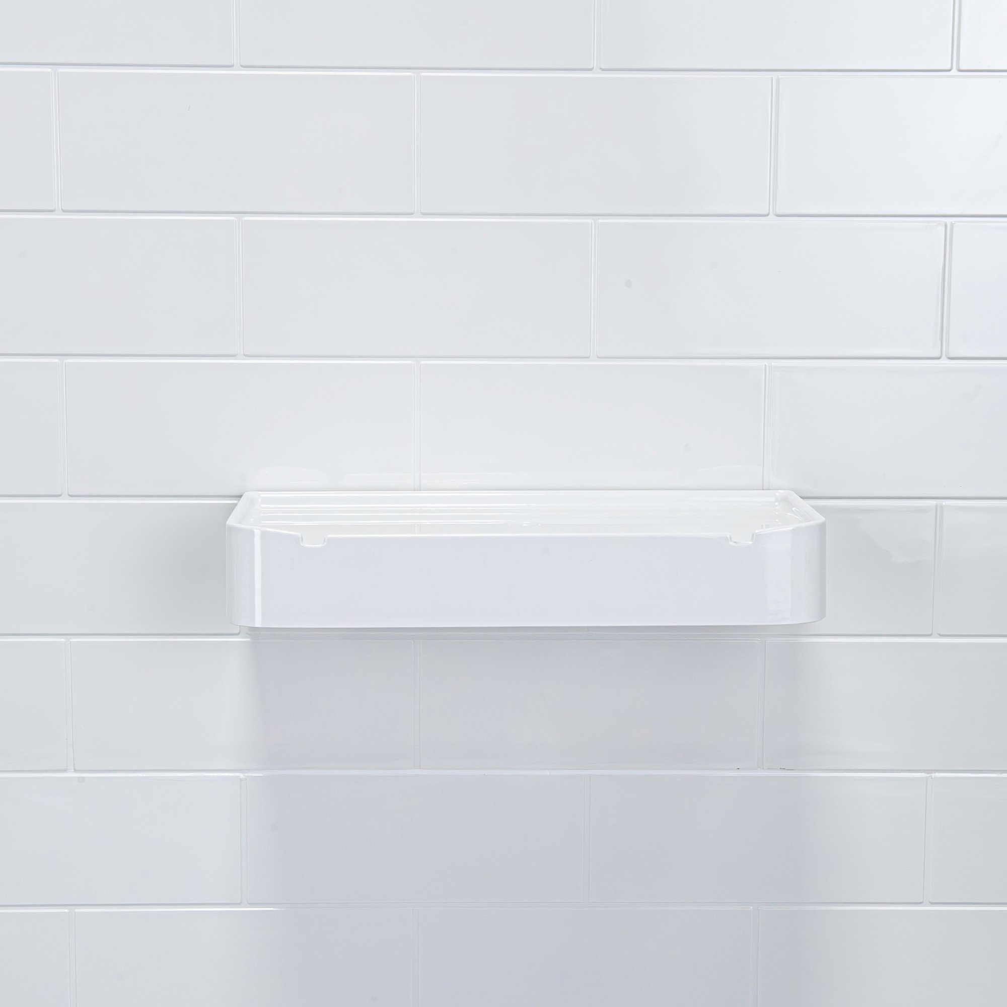 Jabonera rectangular de SMC blanca montada sobre una pared de ducha con azulejo tipo metro