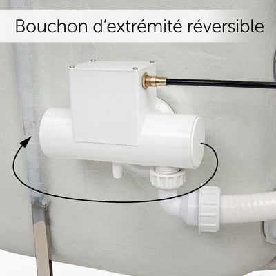 Gros plan sur un ensemble de vidange réversible avec capuchon d'extrémité pour baignoire à porte, avec tuyaux en PVC blanc et indicateur de flèche de rotation