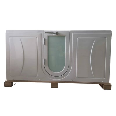 Vue de face d’une baignoire à porte Ella blanche avec panneau de porte central en verre dépoli et loquet de porte chromé sur une palette en bois