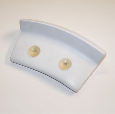 Coussin de dossier amovible blanc pour baignoire à porte avec deux ventouses pour un soutien sécurisé lors du bain