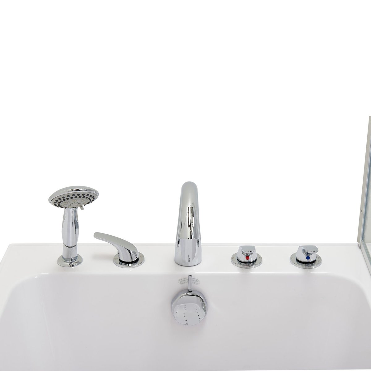 Gros plan sur un ensemble robinet chromé à remplissage rapide avec douchette sur le rebord d'une baignoire à porte Ella
