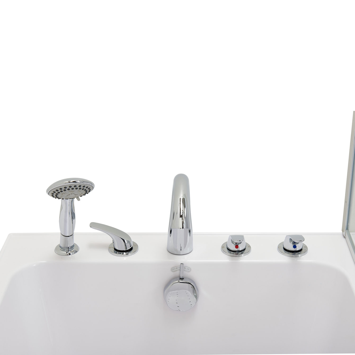 Gros plan sur un ensemble robinet chromé à remplissage rapide avec douchette sur le rebord d'une baignoire à porte Ella