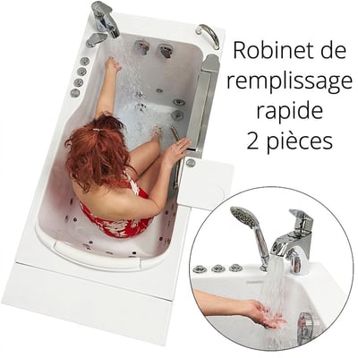 Femme assise dans une baignoire à porte Ella Petite profitant des jets d’hydrothérapie avec robinet à remplissage rapide 2 pièces et douchette à main, gros plan