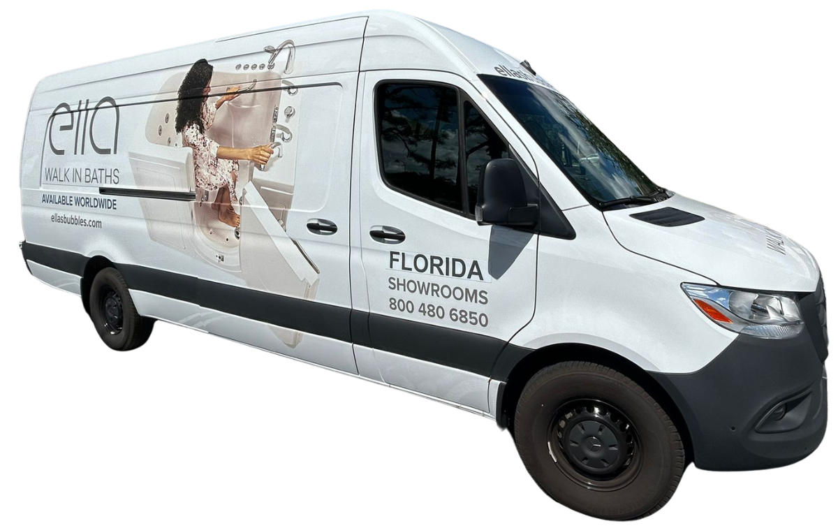 Habillage de la camionnette de service de la marque Ella’s Bubbles, présentant un graphique de baignoire à porte et les coordonnées de la salle d’exposition de Floride