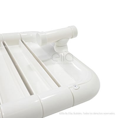 Primer plano de la bisagra y el soporte blancos de montaje en pared de un asiento de baño plegable Ella's Bubbles