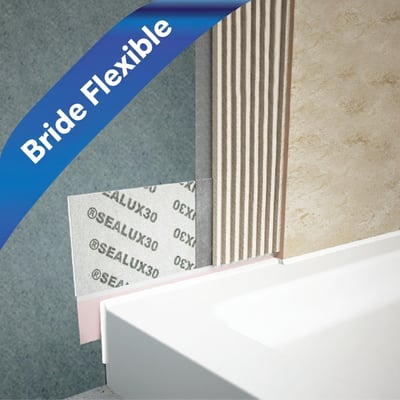 Installation d’une baignoire à porte Flex Flange d’Ella’s Bubbles montrant le joint d’étanchéité Sealux30 entre le contour de la baignoire et le mur carrelé