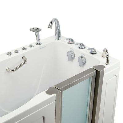 Gros plan de la baignoire à porte Ella Deluxe avec robinetterie chromée, douchette à main, barre d’appui, commandes des jets et porte en verre s’ouvrant vers l’extérieur