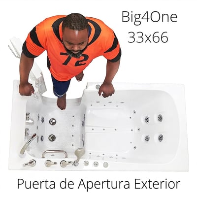 Vista aérea de un hombre corpulento entrando en la bañera con puerta Ella Big4One de 84 × 168 cm con puerta de apertura exterior e hidromasaje