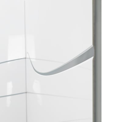 Primer plano del asa curva de aluminio plateado sobre panel de vidrio templado transparente del kit de pared de ducha de acrílico FlowState