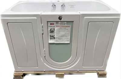 Baignoire à porte Ella Tub4Two en acrylique blanc avec porte à ouverture vers l’extérieur et double robinetterie, présentée sur palette d’expédition