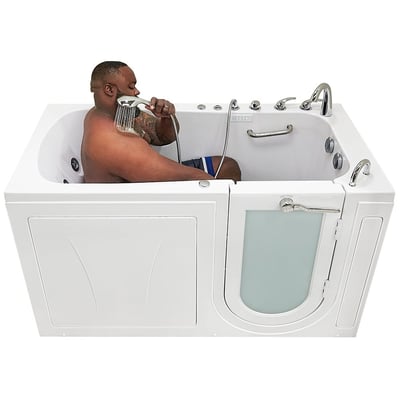Hombre usando una ducha de mano sentado dentro de la bañera con puerta Ella Big4One con puerta de apertura exterior e hidromasaje