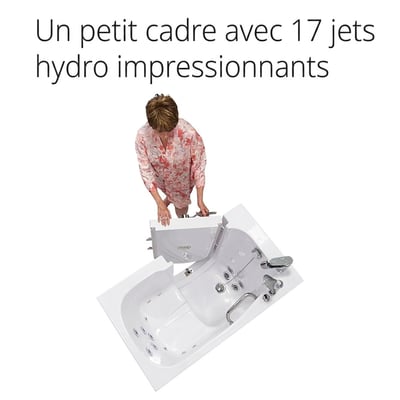 Femme âgée ouvrant la porte à ouverture vers l’extérieur d’une baignoire à porte compacte Ella avec 17 hydrojets – vue de dessus
