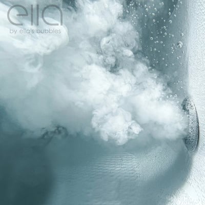 Vue sous-marine en gros plan de puissants jets hydromassants libérant des bulles à l’intérieur d’une baignoire à porte Ella’s Bubbles