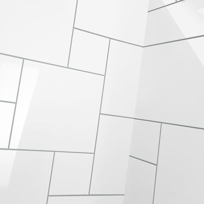 Primer plano de los paneles del kit de pared de ducha de acrílico QuadQuilt de 3 piezas en blanco con líneas de lechada grises en una instalación en esquina