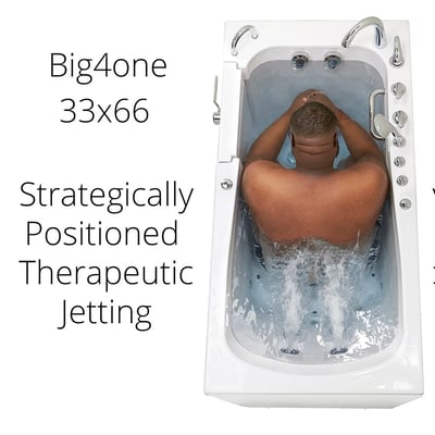 Hombre relajado con las manos detrás de la cabeza en la bañera con puerta Ella Big4One de 84 × 168 cm con hidromasaje terapéutico activo