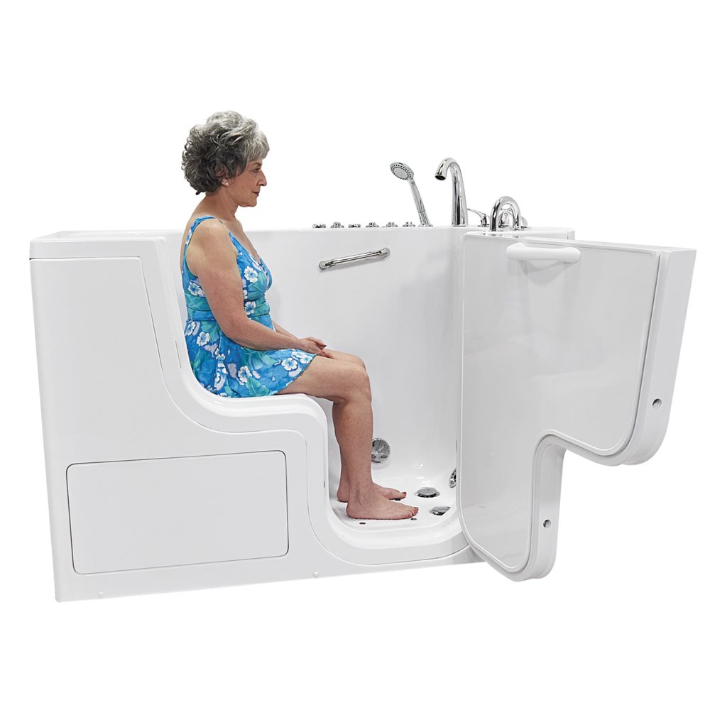 Mujer mayor sentada en la bañera con puerta accesible para silla de ruedas Ella Transfer60, con la puerta en forma de L de apertura hacia fuera abierta