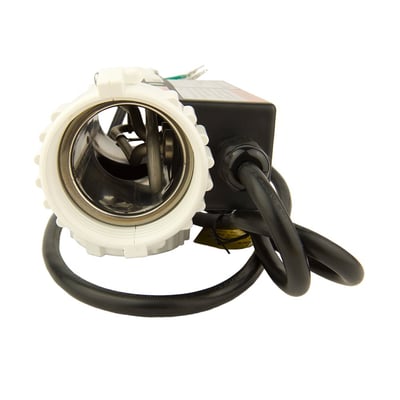 Gros plan d'un chauffe-eau instantané 1,5 kW avec raccord fileté blanc, turbine et cordon d'alimentation noir pour baignoires à porte